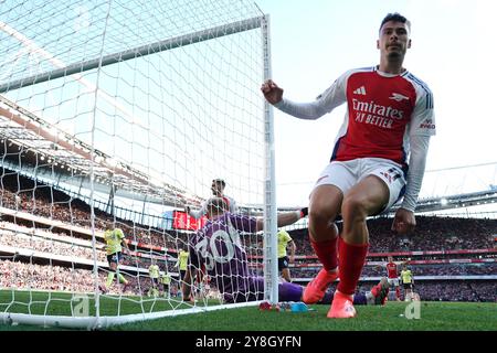 Arsenals Gabriel Martinelli (rechts) feiert das zweite Tor ihrer Mannschaft während des Premier League-Spiels im Emirates Stadium in London. Bilddatum: Samstag, 5. Oktober 2024. Stockfoto