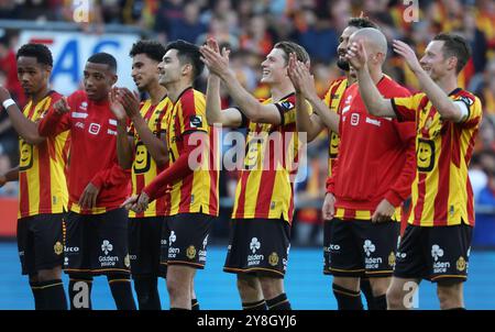 Mechelen, Belgien. Oktober 2024. Mechelens Spieler feiern nach dem Sieg eines Fußballspiels zwischen KV Mechelen und Oud-Heverlee Leuven am Samstag, den 5. Oktober 2024 in Mechelen, am 10. Tag der Saison 2024-2025 der ersten Liga der „Jupiler Pro League“ der belgischen Meisterschaft. BELGA PHOTO VIRGINIE LEFOUR Credit: Belga News Agency/Alamy Live News Stockfoto