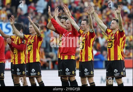 Mechelen, Belgien. Oktober 2024. Mechelens Spieler feiern nach dem Sieg eines Fußballspiels zwischen KV Mechelen und Oud-Heverlee Leuven am Samstag, den 5. Oktober 2024 in Mechelen, am 10. Tag der Saison 2024-2025 der ersten Liga der „Jupiler Pro League“ der belgischen Meisterschaft. BELGA PHOTO VIRGINIE LEFOUR Credit: Belga News Agency/Alamy Live News Stockfoto