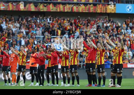 Mechelen, Belgien. Oktober 2024. Mechelens Spieler feiern nach dem Sieg eines Fußballspiels zwischen KV Mechelen und Oud-Heverlee Leuven am Samstag, den 5. Oktober 2024 in Mechelen, am 10. Tag der Saison 2024-2025 der ersten Liga der „Jupiler Pro League“ der belgischen Meisterschaft. BELGA PHOTO VIRGINIE LEFOUR Credit: Belga News Agency/Alamy Live News Stockfoto