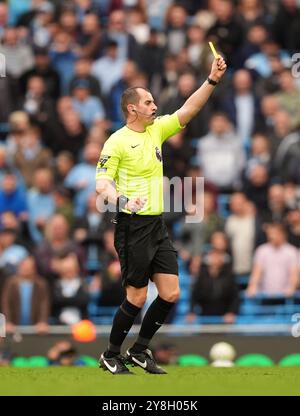 Schiedsrichter Peter Bankes zeigt dem Trainer von Manchester City, PEP Guardiola, eine gelbe Karte während des Spiels der Premier League im Etihad Stadium, Manchester. Bilddatum: Samstag, 5. Oktober 2024. Stockfoto