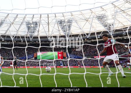 London Stadium, London, Großbritannien. Oktober 2024. Premier League Football, West Ham United gegen Ipswich Town; Lucas Paqueta von West Ham United schießt und erzielt sein Team in der 69. Minute das 4. Tor, um es 4-1 zu schaffen Stockfoto