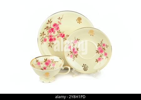 Vintage Porzellan Tasse und Untertasse isoliert auf weißem Hintergrund. Stockfoto