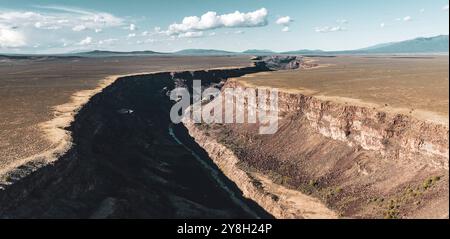 Aus der Vogelperspektive der Rio Grande River Gorge in der Nähe von Taos, New Mexico, USA Stockfoto