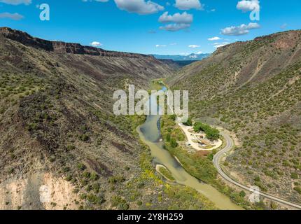 Aus der Vogelperspektive der Rio Grande River Gorge in der Nähe von Taos, New Mexico, USA Stockfoto