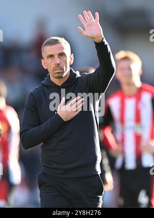 Oktober 2024; Gtech Community Stadium, Brentford, London, England; Premier League Football, Brentford gegen Wolverhampton Wanderers; Gary O’Neil Manager der Wolverhampton Wanderers würdigt die Fans in voller Zeit Stockfoto