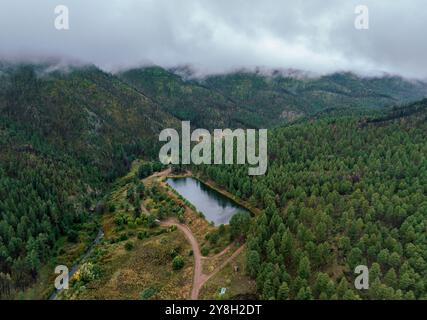 Ein kleiner Stausee in den Sangre de Cristo Mountains in der Nähe von Las Vegas, New Mexico, USA Stockfoto