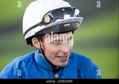 Newmarket, Großbritannien. Oktober 2024. W Buick auf dem Weg aus dem Paradering vor dem Rennen. Der Virgin Bet Sun Chariot Day ist ein Pferderennen, das auf den Newmarket Racecourses stattfindet. Quelle: David Tramontan / Alamy Live News Stockfoto