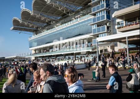 Newmarket, Großbritannien. Oktober 2024. Eine allgemeine Ansicht der Menge in der öffentlichen Anlage. Der Virgin Bet Sun Chariot Day ist ein Pferderennen, das auf den Newmarket Racecourses stattfindet. Quelle: David Tramontan / Alamy Live News Stockfoto