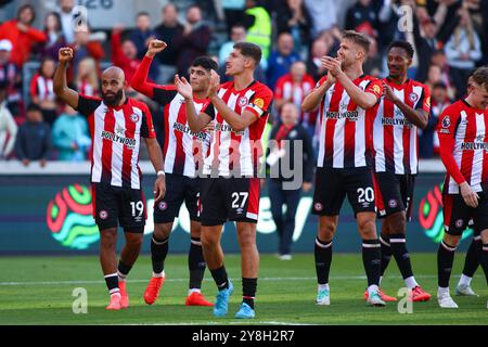 London, Großbritannien. September 2024. London, England, 5. Oktober 2024: Brentford-Spieler feiern mit den Fans während des Premier League-Spiels zwischen Brentford und Wolverhampton Wanderers im Gtech Community Stadium in London (Alexander Canillas/SPP) Credit: SPP Sport Press Photo. /Alamy Live News Stockfoto