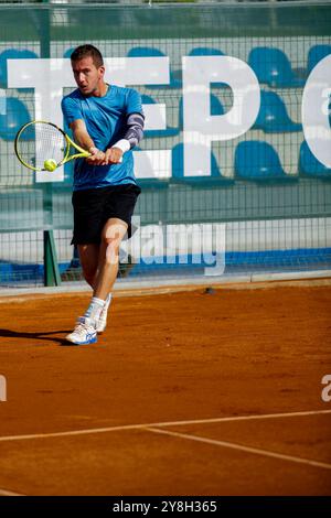 Gaziantep, Türkei. 30. Oktober 2022. Der französische Tennisspieler Corentil Denolly tritt gegen den rumänischen Tennisspieler Nicholas David Ionel im Mehmet Şemşik Tennis Complex in Gaziantep an, während des Finales des ersten internationalen Tennisturniers in der südtürkischen Stadt. Nicholas David Ionel gewann gegen Corentil Denolly am Sonntag mit 6:2, 6-2 und erhielt dann die Trophäe vom Bürgermeister der Metropolitan Municipality Gaziantep Fatma Şahin und dem Präsidenten des türkischen Tennisverbandes Cengiz Durmus Stockfoto