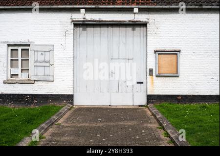 Fassade eines weißen Hauses im Landhausstil im Kulturzentrum des Dorfes in Meise, Flämisch-Brabant, Belgien, 29. September 2024 Stockfoto