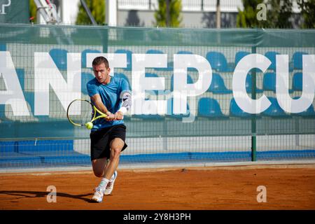 Gaziantep, Türkei. 30. Oktober 2022. Der französische Tennisspieler Corentil Denolly tritt gegen den rumänischen Tennisspieler Nicholas David Ionel im Mehmet Şemşik Tennis Complex in Gaziantep an, während des Finales des ersten internationalen Tennisturniers in der südtürkischen Stadt. Nicholas David Ionel gewann gegen Corentil Denolly am Sonntag mit 6:2, 6-2 und erhielt dann die Trophäe vom Bürgermeister der Metropolitan Municipality Gaziantep Fatma Şahin und dem Präsidenten des türkischen Tennisverbandes Cengiz Durmus Stockfoto