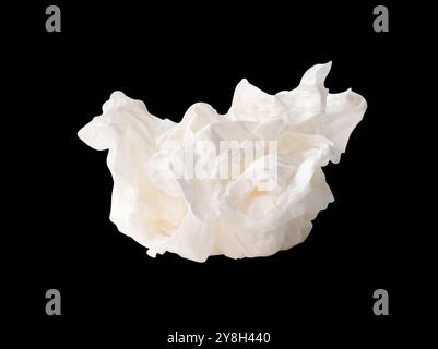 Die Seitenansicht der geschraubten oder zerknitterten weißen Papierkugel ist auf schwarzem Hintergrund mit Beschneidungspfad isoliert. Stockfoto