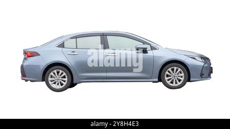 Seitenansicht der dunkelblauen Limousine ist isoliert auf weißem Hintergrund mit Beschneidungspfad. Stockfoto