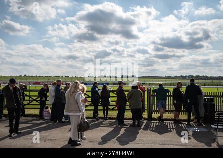 Newmarket, Großbritannien. Oktober 2024. Rennfahrer, die sich vor dem Rennen neben der Rennstrecke aufstellten. Der Virgin Bet Sun Chariot Day ist ein Pferderennen, das auf den Newmarket Racecourses stattfindet. Quelle: SOPA Images Limited/Alamy Live News Stockfoto