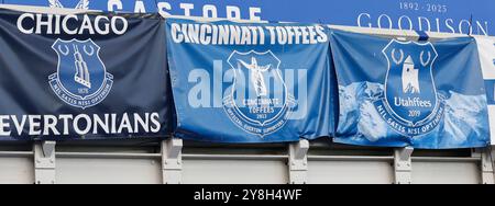 Goodison Park, Liverpool, Großbritannien. Oktober 2024. Premier League Football, Everton gegen Newcastle United; US-Unterstützer Flags Credit: Action Plus Sports/Alamy Live News Stockfoto