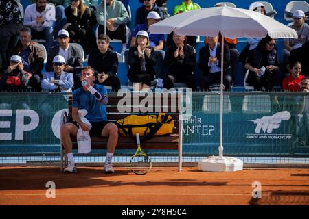 Gaziantep, Türkei. 30. Oktober 2022. Der französische Tennisspieler Corentil Denolly tritt gegen den rumänischen Tennisspieler Nicholas David Ionel im Mehmet Şemşik Tennis Complex in Gaziantep an, während des Finales des ersten internationalen Tennisturniers in der südtürkischen Stadt. Nicholas David Ionel gewann gegen Corentil Denolly am Sonntag mit 6:2, 6-2 und erhielt dann die Trophäe vom Bürgermeister der Metropolitan Municipality Gaziantep Fatma Şahin und dem Präsidenten des türkischen Tennisverbandes Cengiz Durmus Stockfoto