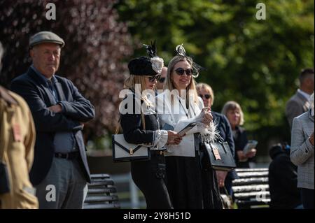 Newmarket, Großbritannien. Oktober 2024. Racegoer sehen sich die Pferde an, die im Paradering laufen. Der Virgin Bet Sun Chariot Day ist ein Pferderennen, das auf den Newmarket Racecourses stattfindet. Quelle: SOPA Images Limited/Alamy Live News Stockfoto