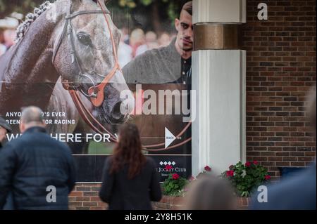 Newmarket, Großbritannien. Oktober 2024. Rennfahrer, die auf dem Weg zur Öffentlichkeit gesehen wurden, stehen vor dem Rennen. Der Virgin Bet Sun Chariot Day ist ein Pferderennen, das auf den Newmarket Racecourses stattfindet. Quelle: SOPA Images Limited/Alamy Live News Stockfoto