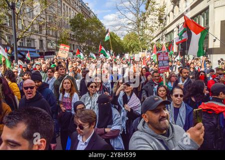 London, England, Großbritannien. Oktober 2024. Tausende von Menschen marschieren in Zentral-London in Solidarität mit Palästina und dem Libanon, um den ersten Jahrestag des Krieges zwischen Israel und der Hamas zu feiern, der begann, als die Hamas am 7. Oktober 2023 beim Nova-Musikfestival Israelis tötete und entführte. (Kreditbild: © Vuk Valcic/ZUMA Press Wire) NUR REDAKTIONELLE VERWENDUNG! Nicht für kommerzielle ZWECKE! Stockfoto