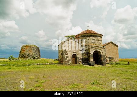 Nuraghe und romanische Kirche Santa Sabina, Silanus, Provinz Nuoro, Sardinien, Italien Stockfoto