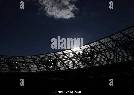 London Stadium, London, Großbritannien. Oktober 2024. Premier League Football, West Ham United gegen Ipswich Town; Sun Shining over London Stadium Credit: Action Plus Sports/Alamy Live News Stockfoto