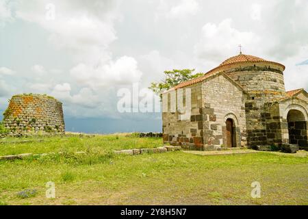 Nuraghe und romanische Kirche Santa Sabina, Silanus, Provinz Nuoro, Sardinien, Italien Stockfoto