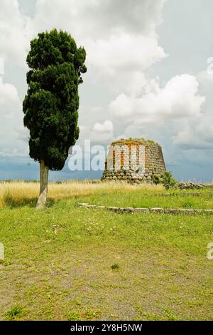 Nuraghe und romanische Kirche Santa Sabina, Silanus, Provinz Nuoro, Sardinien, Italien Stockfoto