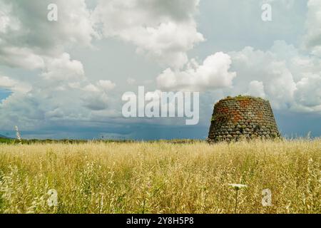 Nuraghe und romanische Kirche Santa Sabina, Silanus, Provinz Nuoro, Sardinien, Italien Stockfoto