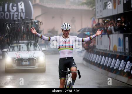 Bologna, Italien. Oktober 2024. Bologna, Italia - Cronaca - 5 Ottobre 2024 - Gara ciclistica Giro dell'Emilia vincitore Tadej Pogacar - (Foto Michele Nucci/LaPresse) News - Bologna, Italien - 05. Oktober 2024 - Gewinner des Giro dell'Emilia-Radrennens Tadej Pogacar - (Foto Michele Nucci/LaPresse) Credit: LaPresse/Alamy Live News Stockfoto