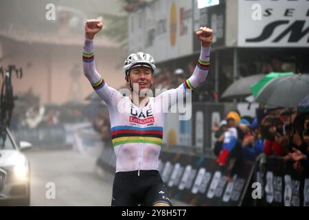 Bologna, Italien. Oktober 2024. Bologna, Italia - Cronaca - 5 Ottobre 2024 - Gara ciclistica Giro dell'Emilia vincitore Tadej Pogacar - (Foto Michele Nucci/LaPresse) News - Bologna, Italien - 05. Oktober 2024 - Gewinner des Giro dell'Emilia-Radrennens Tadej Pogacar - (Foto Michele Nucci/LaPresse) Credit: LaPresse/Alamy Live News Stockfoto