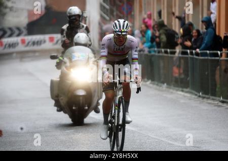 Bologna, Italien. Oktober 2024. Bologna, Italia - Cronaca - 5 Ottobre 2024 - Gara ciclistica Giro dell'Emilia vincitore Tadej Pogacar - (Foto Michele Nucci/LaPresse) News - Bologna, Italien - 05. Oktober 2024 - Gewinner des Giro dell'Emilia-Radrennens Tadej Pogacar - (Foto Michele Nucci/LaPresse) Credit: LaPresse/Alamy Live News Stockfoto