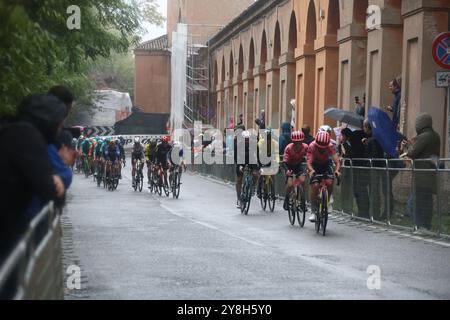 Bologna, Italien. Oktober 2024. Bologna, Italia - Cronaca - 5 Ottobre 2024 - Gara ciclistica Giro dell'Emilia vincitore Tadej Pogacar - (Foto Michele Nucci/LaPresse) News - Bologna, Italien - 05. Oktober 2024 - Gewinner des Giro dell'Emilia-Radrennens Tadej Pogacar - (Foto Michele Nucci/LaPresse) Credit: LaPresse/Alamy Live News Stockfoto