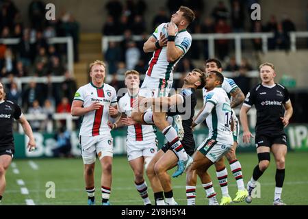 Newcastle, Gbr. September 2024. Freddie Steward von Leicester Tigers nimmt einen hohen Ball unter dem Druck von Ben Stevenson während des Gallagher Premiership Matches zwischen Newcastle Falcons und Leicester Tigers im Kingston Park, Newcastle am Samstag, den 5. Oktober 2024. (Foto: Chris Lishman | MI News) Credit: MI News & Sport /Alamy Live News Stockfoto