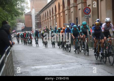 Bologna, Italien. Oktober 2024. Bologna, Italia - Cronaca - 5 Ottobre 2024 - Gara ciclistica Giro dell'Emilia vincitore Tadej Pogacar - (Foto Michele Nucci/LaPresse) News - Bologna, Italien - 05. Oktober 2024 - Gewinner des Giro dell'Emilia-Radrennens Tadej Pogacar - (Foto Michele Nucci/LaPresse) Credit: LaPresse/Alamy Live News Stockfoto