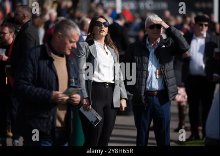 Newmarket, Großbritannien. Oktober 2024. Racegoer, die auf den Start des Rennens warteten. Der Virgin Bet Sun Chariot Day ist ein Pferderennen, das auf den Newmarket Racecourses stattfindet. (Foto: David Tramontan/SOPA Images/SIPA USA) Credit: SIPA USA/Alamy Live News Stockfoto