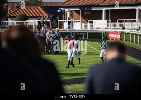 Newmarket, Großbritannien. Oktober 2024. Jockeys betreten den Paradering vor dem Rennen. Der Virgin Bet Sun Chariot Day ist ein Pferderennen, das auf den Newmarket Racecourses stattfindet. (Foto: David Tramontan/SOPA Images/SIPA USA) Credit: SIPA USA/Alamy Live News Stockfoto