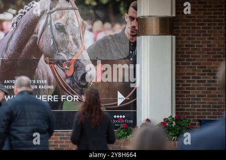 Newmarket, Großbritannien. Oktober 2024. Rennfahrer, die auf dem Weg zur Öffentlichkeit gesehen wurden, stehen vor dem Rennen. Der Virgin Bet Sun Chariot Day ist ein Pferderennen, das auf den Newmarket Racecourses stattfindet. (Foto: David Tramontan/SOPA Images/SIPA USA) Credit: SIPA USA/Alamy Live News Stockfoto