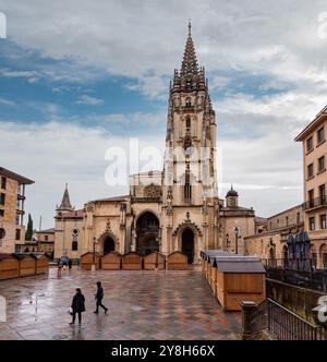 Gotische Kathedrale San Salvador in Oviedo an einem regnerischen Tag, Region Asturien in Nordspanien Stockfoto