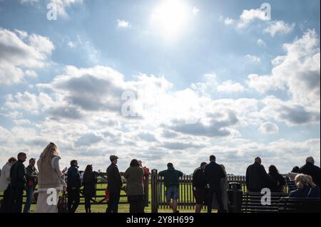 Newmarket, Großbritannien. Oktober 2024. Rennfahrer, die sich vor dem Rennen neben der Rennstrecke aufstellten. Der Virgin Bet Sun Chariot Day ist ein Pferderennen, das auf den Newmarket Racecourses stattfindet. (Foto: David Tramontan/SOPA Images/SIPA USA) Credit: SIPA USA/Alamy Live News Stockfoto