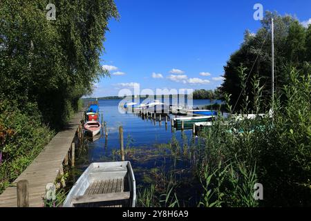 Blick auf einen Hafen auf der Mecklenburgischen Seenplatte Stockfoto