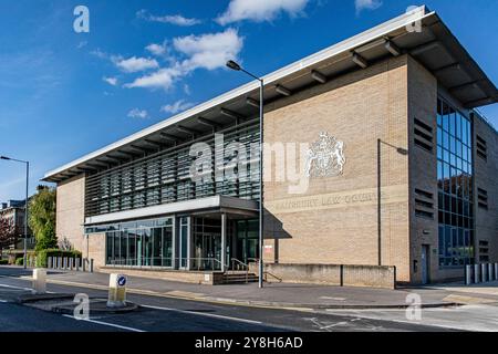 Vordere Anhöhe und Beschilderung des Salisbury Law Courts Gebäudes mit Wappen und Architektur. Ich Danke John Rose/Alamy Stockfoto