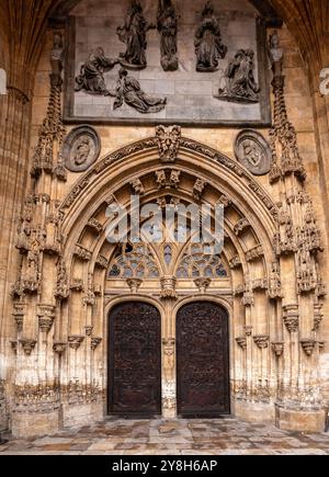 Reich verziertes Portal der gotischen Kathedrale San Salvador in Oviedo, Region Asturien in Nordspanien Stockfoto