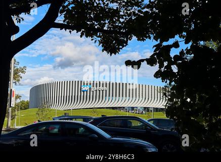 München, Deutschland. Oktober 2024. Die neue SAP Garden Multifunktionsarena vor dem Penny DEL Match EHC RB MÜNCHEN - GRIZZLYS WOLFSBURG 7-4 im SAP Garden in München, 2. Oktober 2024. Saison 2024/2025, Spieltag 5, Fotograf: ddp Images/STAR-Images Credit: ddp Media GmbH/Alamy Live News Stockfoto