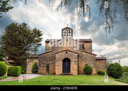 Vorderfassade der Kirche San Julian de los Prados in Oviedo nach einem Regenschauer, romanische UNESCO-Weltkulturerbe, Asturien in Nordspanien Stockfoto