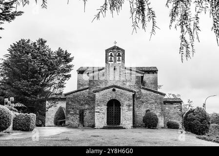 Vorderfassade der Kirche San Julian de los Prados in Oviedo, romanische UNESCO-Weltkulturerbe, Asturien in Nordspanien Stockfoto