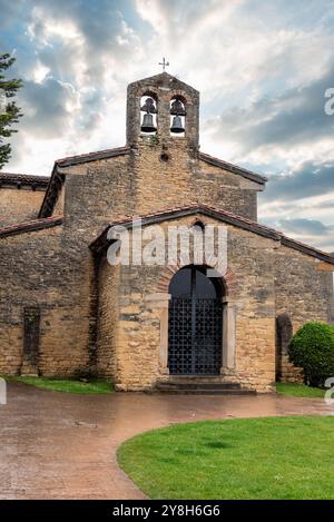 Vorderfassade der Kirche San Julian de los Prados in Oviedo, romanische UNESCO-Weltkulturerbe, Asturien in Nordspanien Stockfoto