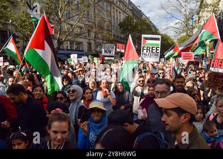 London, England, Großbritannien. Oktober 2024. Tausende von Menschen marschieren in Zentral-London in Solidarität mit Palästina und dem Libanon, um den ersten Jahrestag des Krieges zwischen Israel und der Hamas zu feiern, der begann, als die Hamas am 7. Oktober 2023 beim Nova-Musikfestival Israelis tötete und entführte. (Kreditbild: © Vuk Valcic/ZUMA Press Wire) NUR REDAKTIONELLE VERWENDUNG! Nicht für kommerzielle ZWECKE! Stockfoto