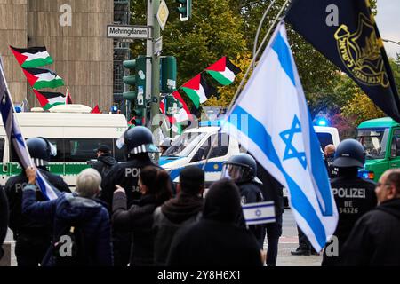 Berlin, Deutschland. Oktober 2024. Teilnehmer einer pro-israelischen Demonstration (Front) als Gegenveranstaltung zu einer pro-palästinensischen Demonstration anlässlich des ersten Jahrestages des Hamas-Angriffs auf Israel halten israelische Fahnen an der Ecke Mehringdamm und Blücherstraße. Quelle: Jörg Carstensen/dpa/Alamy Live News Stockfoto